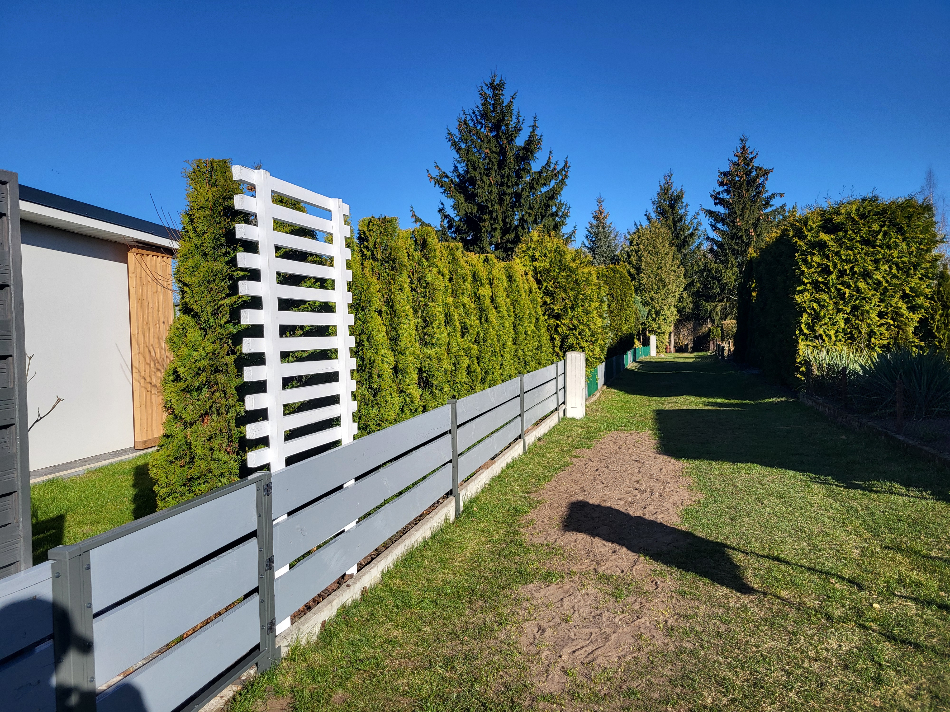 Odświeżona pergola i ogrodzenie, które znów cieszą oko. Odporne na warunki pogodowe, wytrzymają kolejne długie lata w ogrodzie.