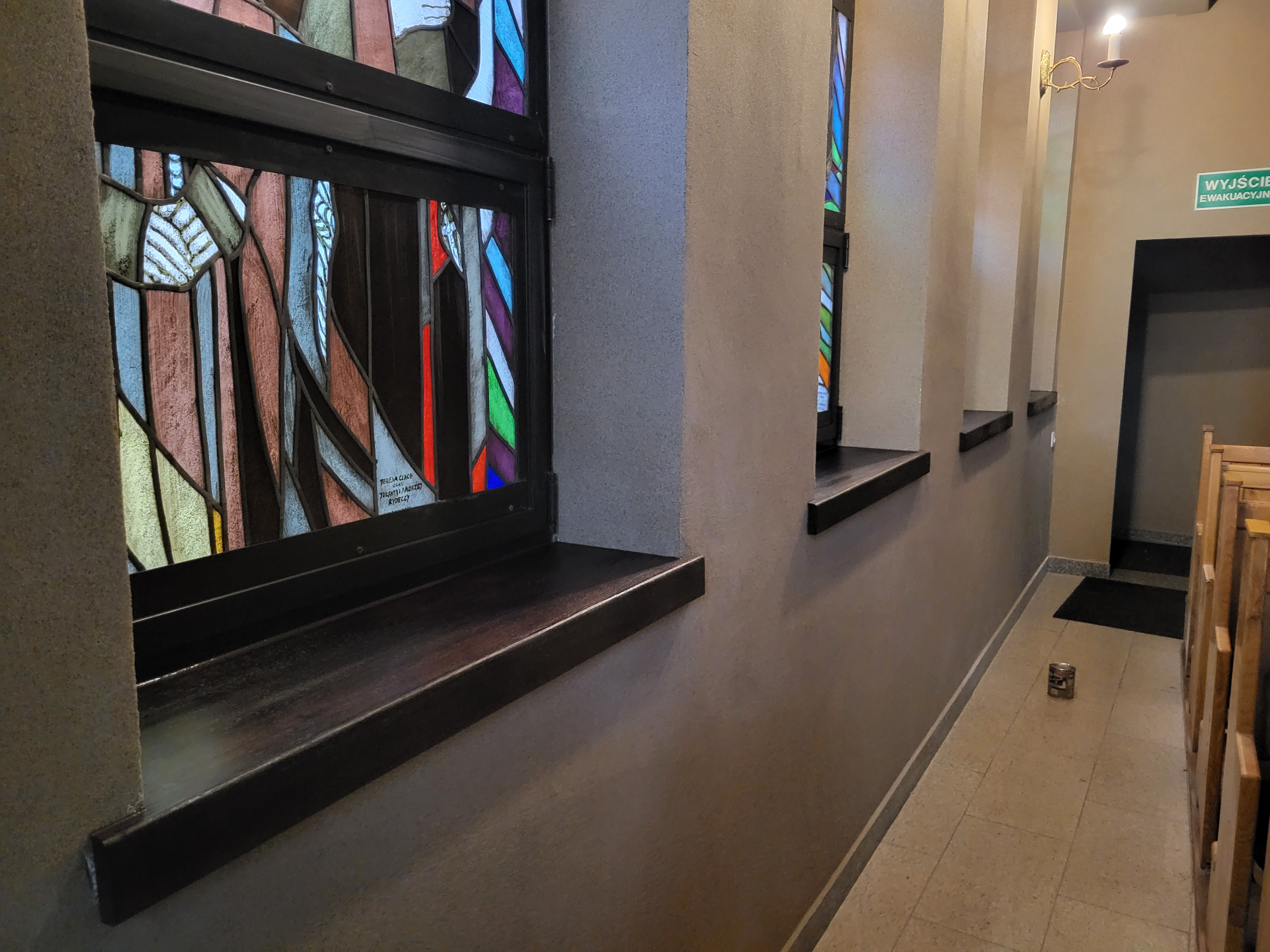 Eleganckie, dębowe parapety wykończone bejcą w głębokim odcieniu palisandru. Podkreślone usłojenie drewna i solidne zabezpieczenie powierzchni gwarantują wyjątkowy wygląd oraz odporność na uszkodzenia.